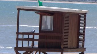 vandalizaron casetas en el balneario buenos aires y guardavidas suspendieron temporalmente el servicio