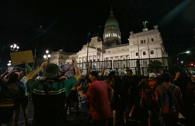 Manifestaciones afura del Congreso en Argentina. Foto: AFP