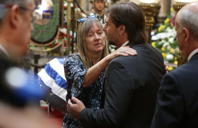 Luis Lacalle Pou saluda a Claudia Hugo, viuda de Danilo Astori