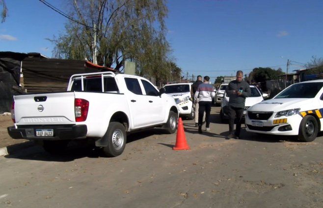 Foto: Subrayado. La Policía trabaja frente a la casa donde fue hallada la víctima.