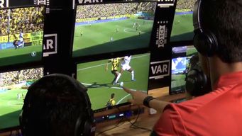 video y audio del var: ¿que dicen los arbitros en el penal que reclama nacional?