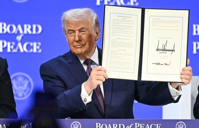 Donald Trump firmó la creación de su Consejo de Paz, o Junta de Paz (Board of Peace). Foto: AFP