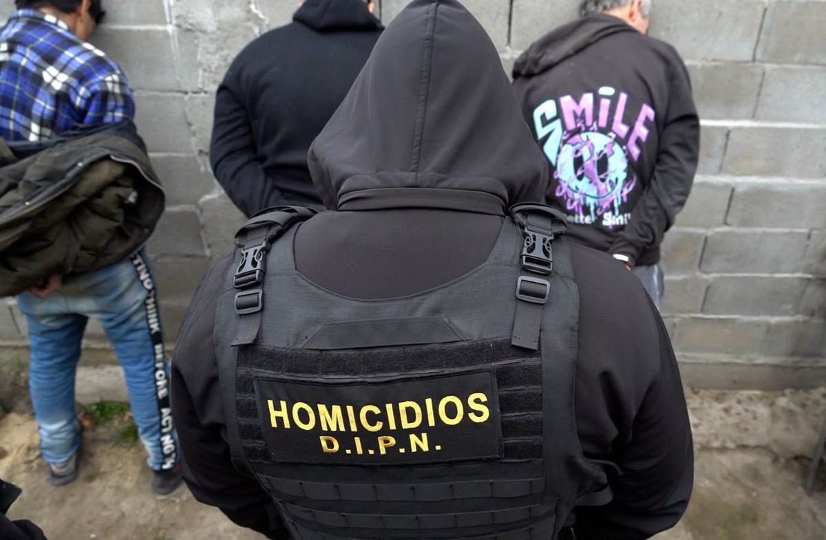 Ocho detenidos en allanamientos para aclarar el quíntuple homicidio en El Monarca