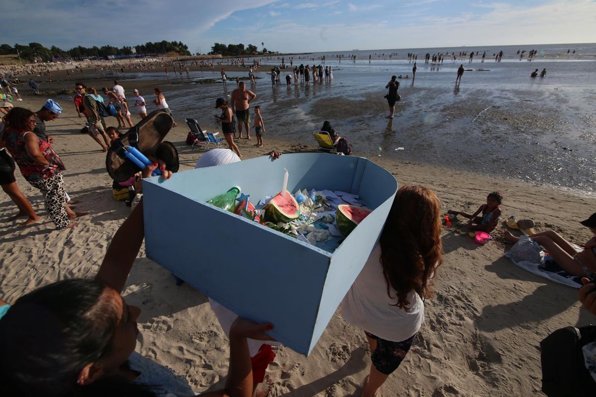Pero como todos los años, el epicentro fue playa Ramírez de la capital. Foto: Foco UY