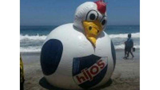 Hinchas de Peñarol llevaron la “gallina” al partido con Iquique