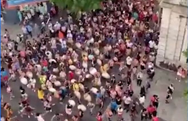 La comparsa que atravesó este domingo Cordón Sur y fue denunciada como foco de Covid-19.