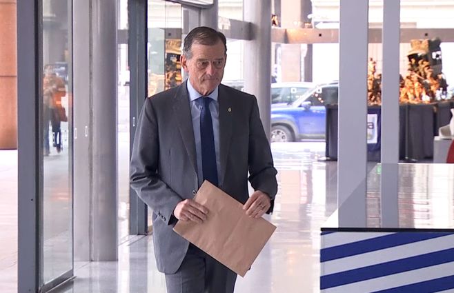 Guido Manini Ríos entrando a la Torre Ejecutiva para reunirse con el presidente Orsi. 