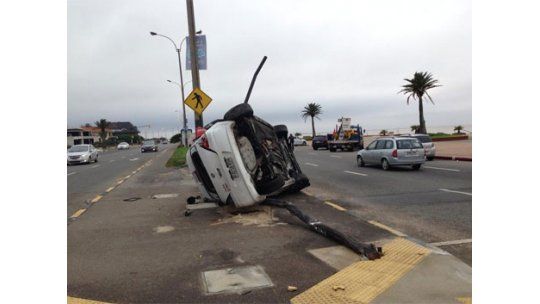 Volcó y se llevó una columna por delante, conductor salió ileso