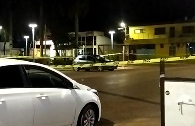 El auto donde hallaron muerto al hombre y herida a la joven. (Foto: gentileza de Alejandro Renauro, para Subrayado).