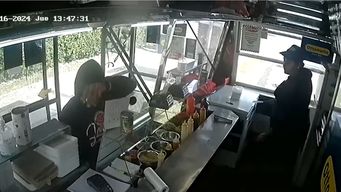 por tercera vez el mismo delincuente robo un carro de comidas