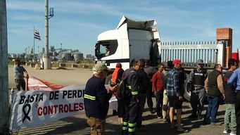 sindicato de transportistas se moviliza y hace cortes en la entrada de los camiones al puerto de montevideo