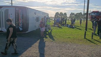 Volcó un ómnibus con pasaje completo en la ruta 3 de Flores: hay ocho heridos