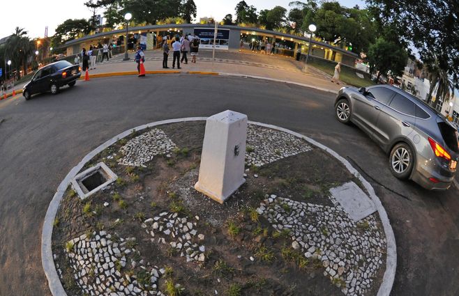 Mojón que se ubica en el límite entre Rivera y Santana do Livramento. El docente imputado vive de los dos lados de la frontera. La fiscalía advirtió al juez sobre riesgo de fuga