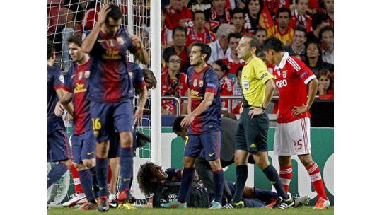 Dura caída de Carles Puyol, que se sacó el codo de lugar