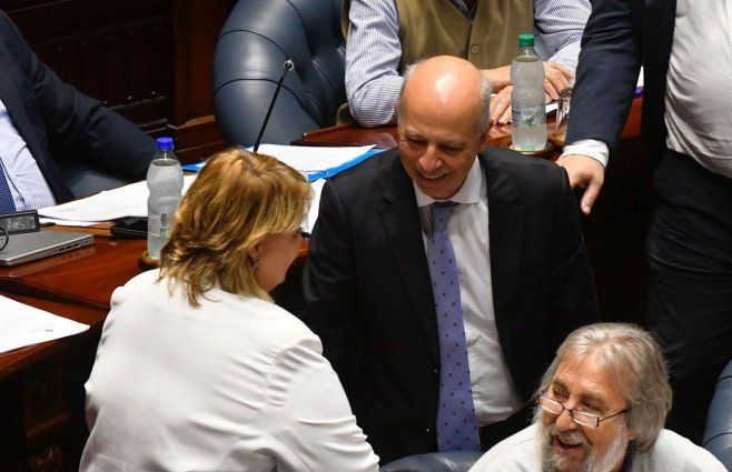 Ministra Sandra Lazo y senador Javier García al inicio de la interpelación. Foto: FocoUy