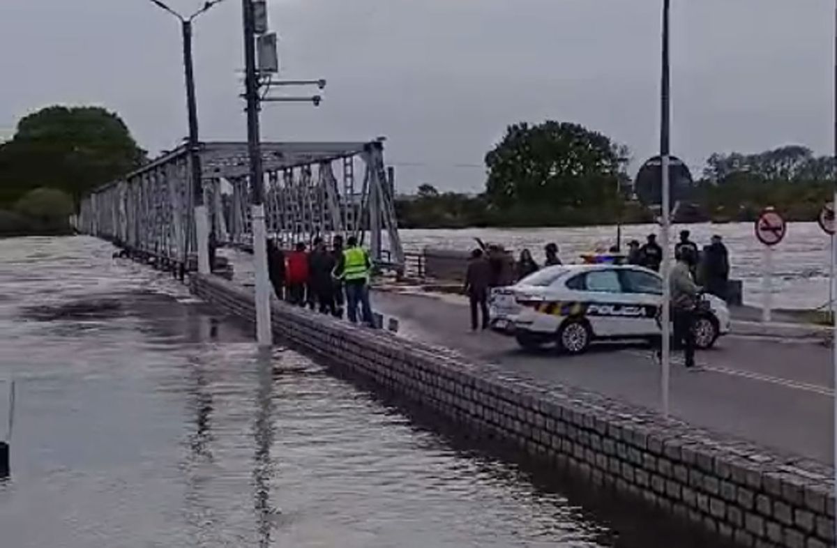 Florida: el río Santa Lucía Chico pasó por arriba del puente Piedra Alta y  hay cientos de personas desplazadas