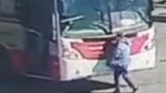 policia retirado le apunto con un arma a la conductora de un omnibus tras accidente en el intercambiador belloni