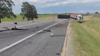 un muerto y tres menores lesionadas tras el choque entre un auto y un camion