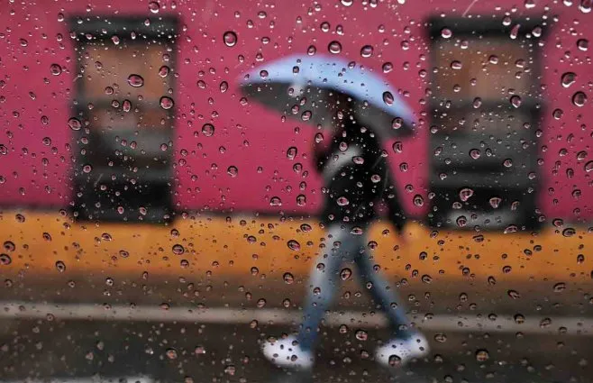 lluvia-paraguas-tiempo-pronostico-tormentajpg.webp
