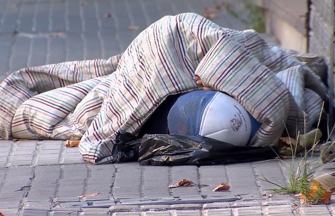 persona-situacion-calle-vereda.jpg