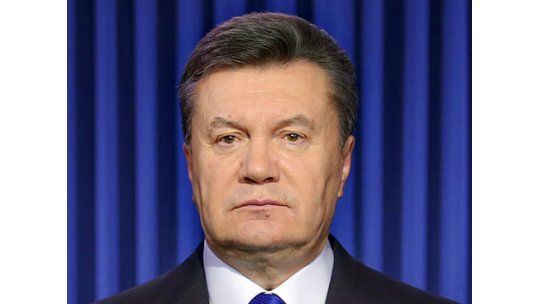 Destituyen al presidente de Ucrania, que intenta huir a Rusia