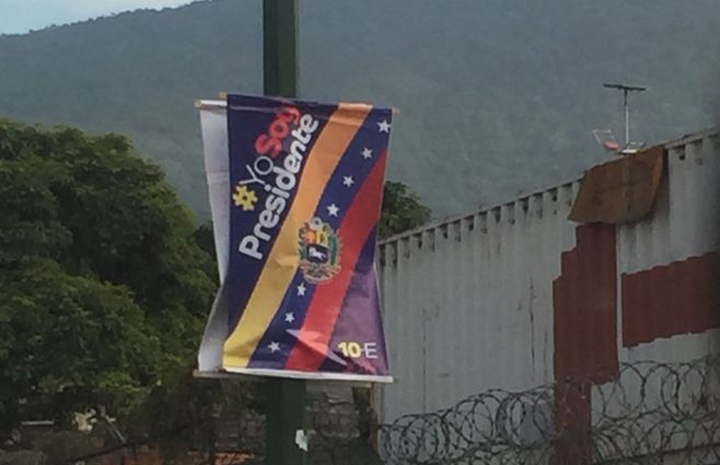 Sin foto del presidente, estos carteles impulsaron su nuevo mandato. La figura del gobrnante chavista está muy desgastada. Pero la oposición está fragmentada y sin fuerzas.