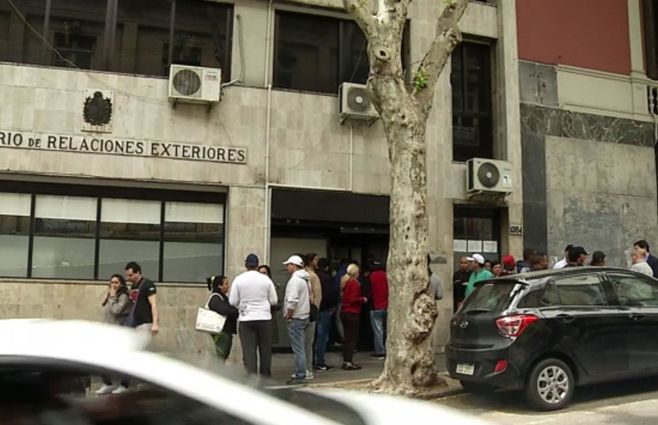 Cubamos presionan frente a Cancillería para que se aceleren los trámites de residencia.&nbsp;