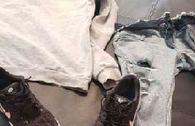 El ladrón se vistió con ropa nueva y dejó la vieja de seña en el cambiador. 