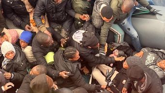 Rescate de bebé nacido en embarcación de migrantes. Foto: AFP