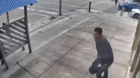 Investigan intento de robo a joyería de Punta del Este; el delincuente se dio a la fuga en una moto que estaba con las llaves puestas
