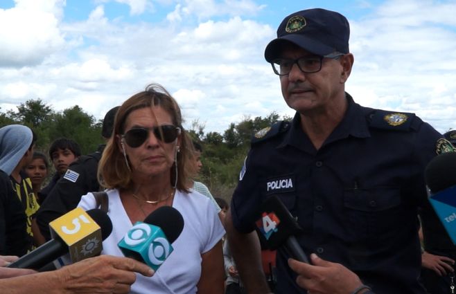 Cecilia Irigoyen, fiscal del caso, junto al jefe de policía Eduar Álvez.