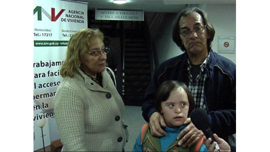 La emoción de conseguir su casa propia después de esperar 30 años