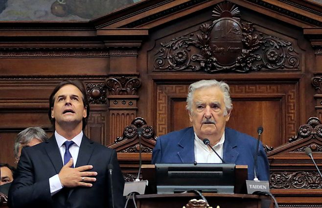 El 1º de marzo de 20020, Lacalle Pou jura ante el Parlamento como presidente 42º de la República. Junto a él, el senador y exmandatario José Mujica