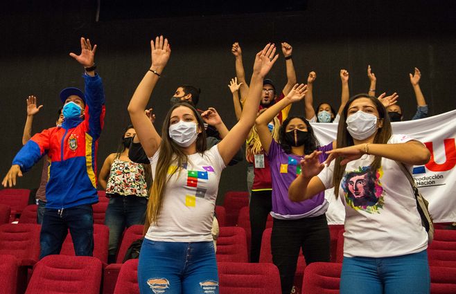 Militantes del Partido Socialista Unido de Venezuela (PSUV) celebran las victorias en las legislativas