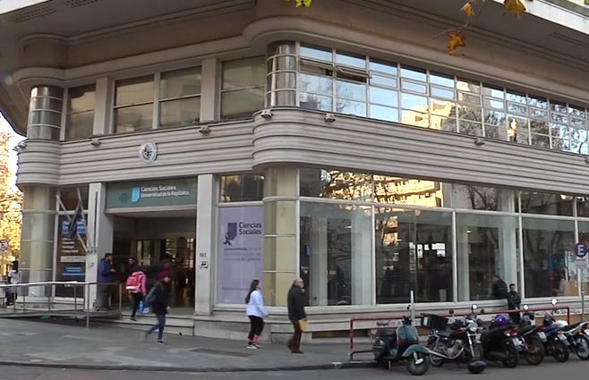 fachada-facultad-de-ciencias-sociales.jpg