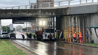 Trabajan en puente sobre ruta de accesos. Foto: Yanina Gasañol.&nbsp;