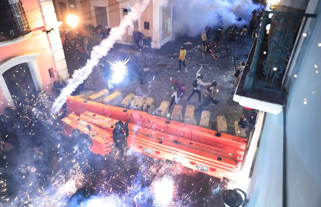 Enfrentamiento entre policías y manifestantes en San Juan
