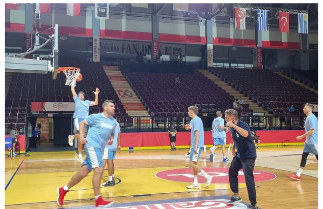 Precalentamiento Celeste en Canadá. Batista fue figura en el equipo del argentino Magnano