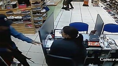 delincuentes con un fusil robaron una zapateria y financiera