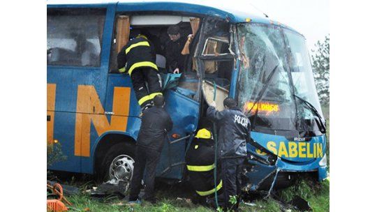 Ómnibus de Sabelín despistó en Ruta 21 y chocó contra un árbol