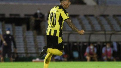 Terans celebra su gol número 13 con Peñarol