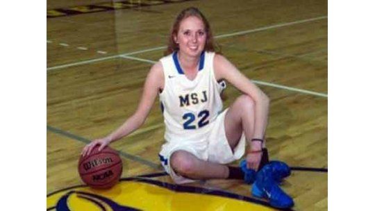 Estudiante universitaria en Mont Saint-Joseph, tiene un diagnósitco de cáncer terminal para el mes de diciembre. Sin embargo, quiere estar en el primer partido de la liga.