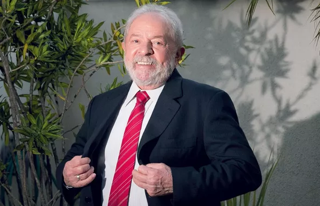 Lula posa para París Match. La entrevista fue publicada el 10 de mayo semanas después de que la justicia lo absolviera de acusaciones de corrupción.