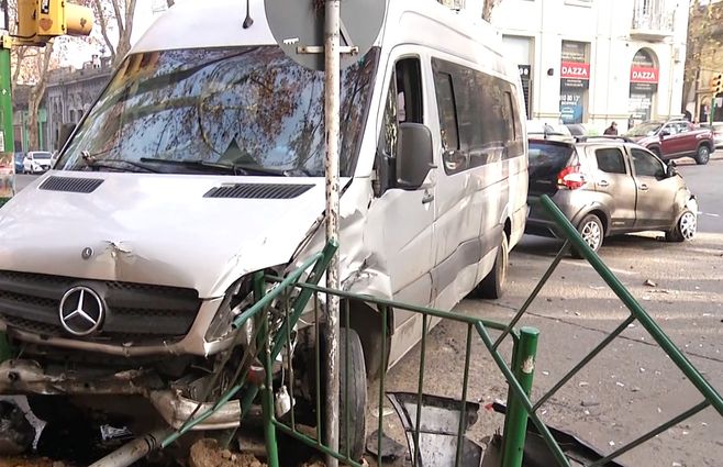 Choque entre una camioneta de transporte de pasajeros y un auto en un cruce con semáforos en Cordón