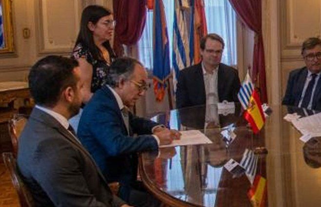 Mario Cardama, cuando firma el contrato con el Ministerio de Defensa de Uruguay, en diciembre de 2023.