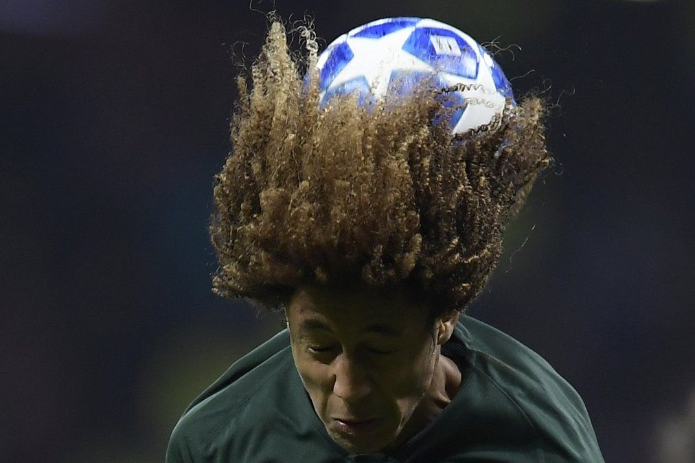 El mediocampista francés del Mónaco Han-Noah Massengo cabecea la pelota durante un partido por la Champions League entre el Atlético Madrid y el Mónaco.