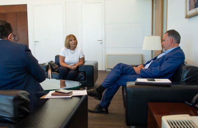 Yamandú Orsi recibió a la hermana de David Fremd, asesinado en 2016 en un crimen antisemita. Foto: Presidencia.