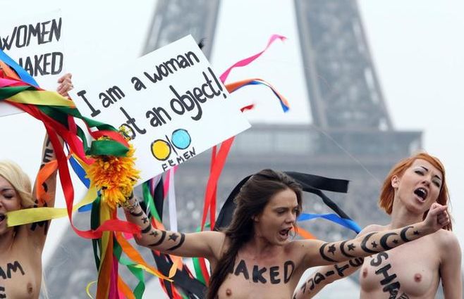 Oksana en una protesta parisina junto a otras militantes de Femen.