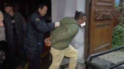 El Cachila siendo conducido a la sede judicial en Rocha. Lleva tapaboca porque está siendo tratado por tuberculosis.