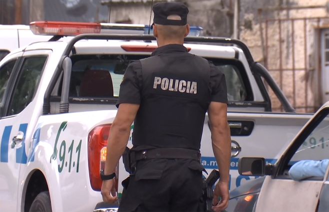 policia-espalda-patrullero.jpg